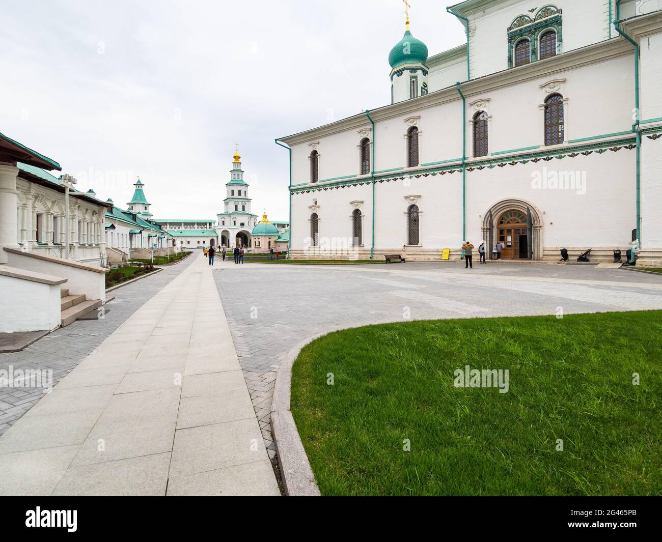 Istra, région de Moscou, Russie - 6 mai 2021 : vue sur la cour du monastère de la Nouvelle Jérusalem par temps nuageux. Le monastère a été fondé en 1656 Banque D'Images