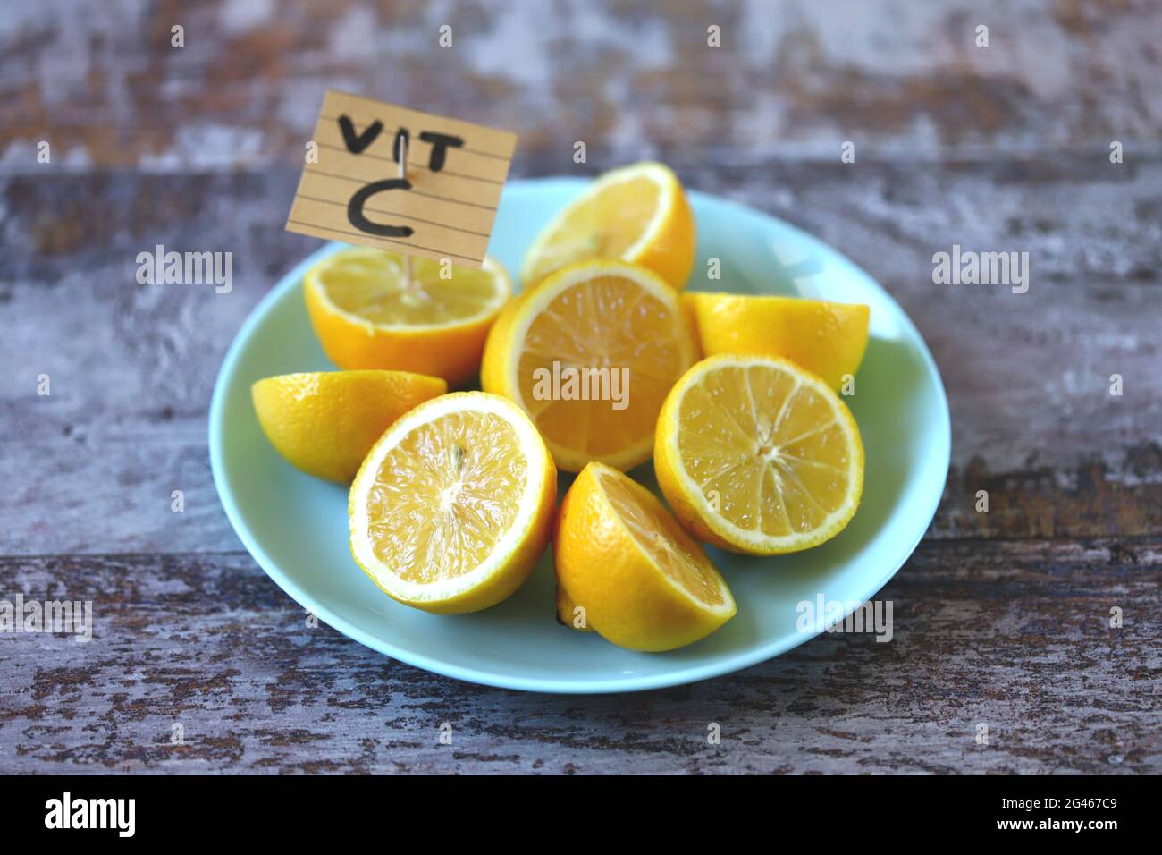 Noter avec l'inscription vit C dans une assiette avec des citrons. Les citrons comme source de vitamine C concept. Banque D'Images