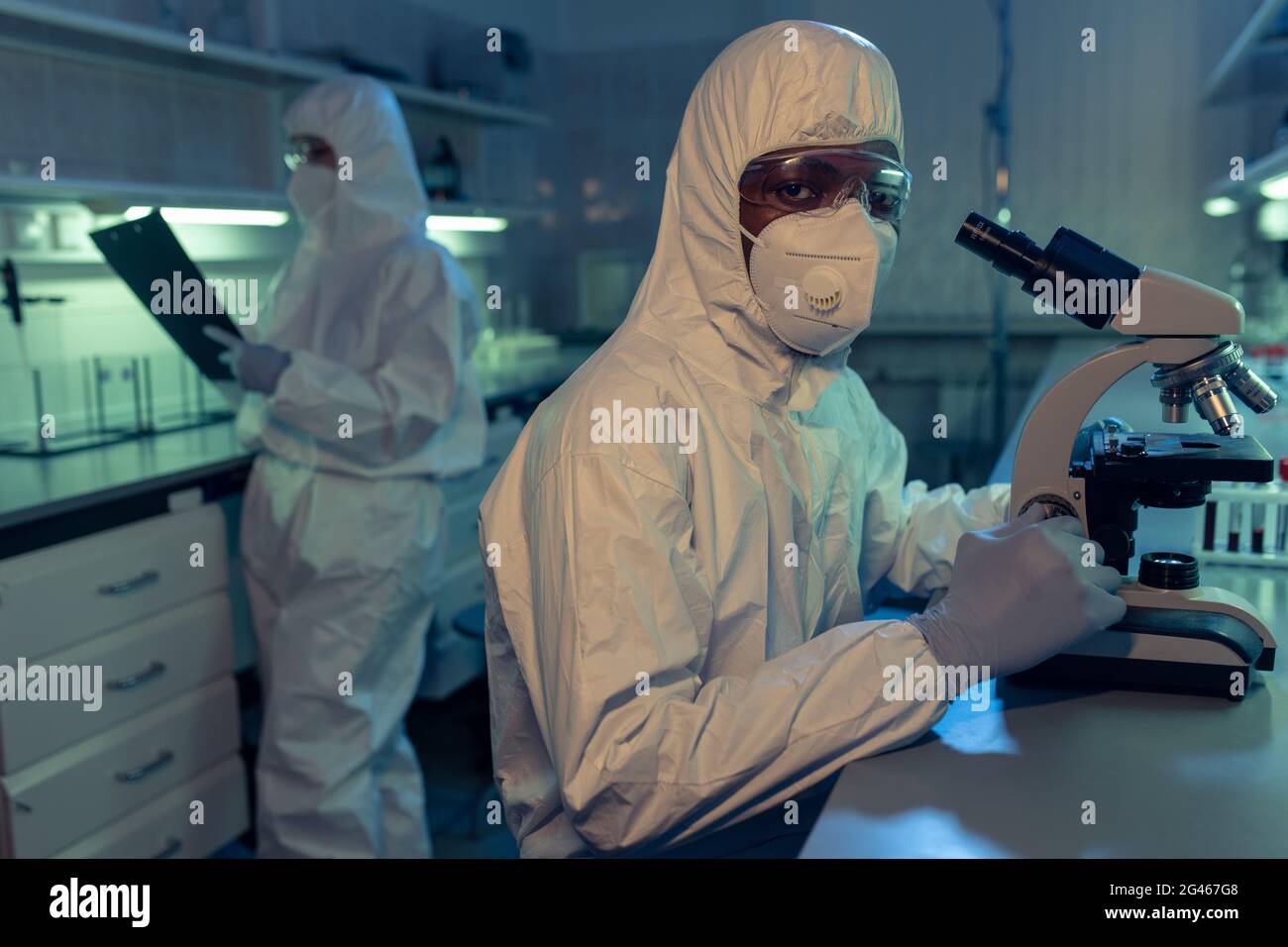 Scientifique africain masculin avec microscope faisant la recherche en laboratoire Banque D'Images