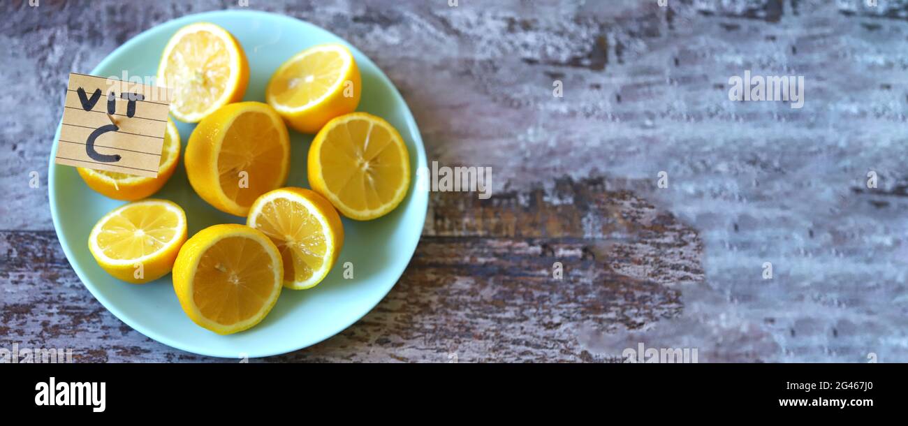 Noter avec l'inscription vit C dans une assiette avec des citrons. Les citrons comme source de vitamine C concept. Banque D'Images