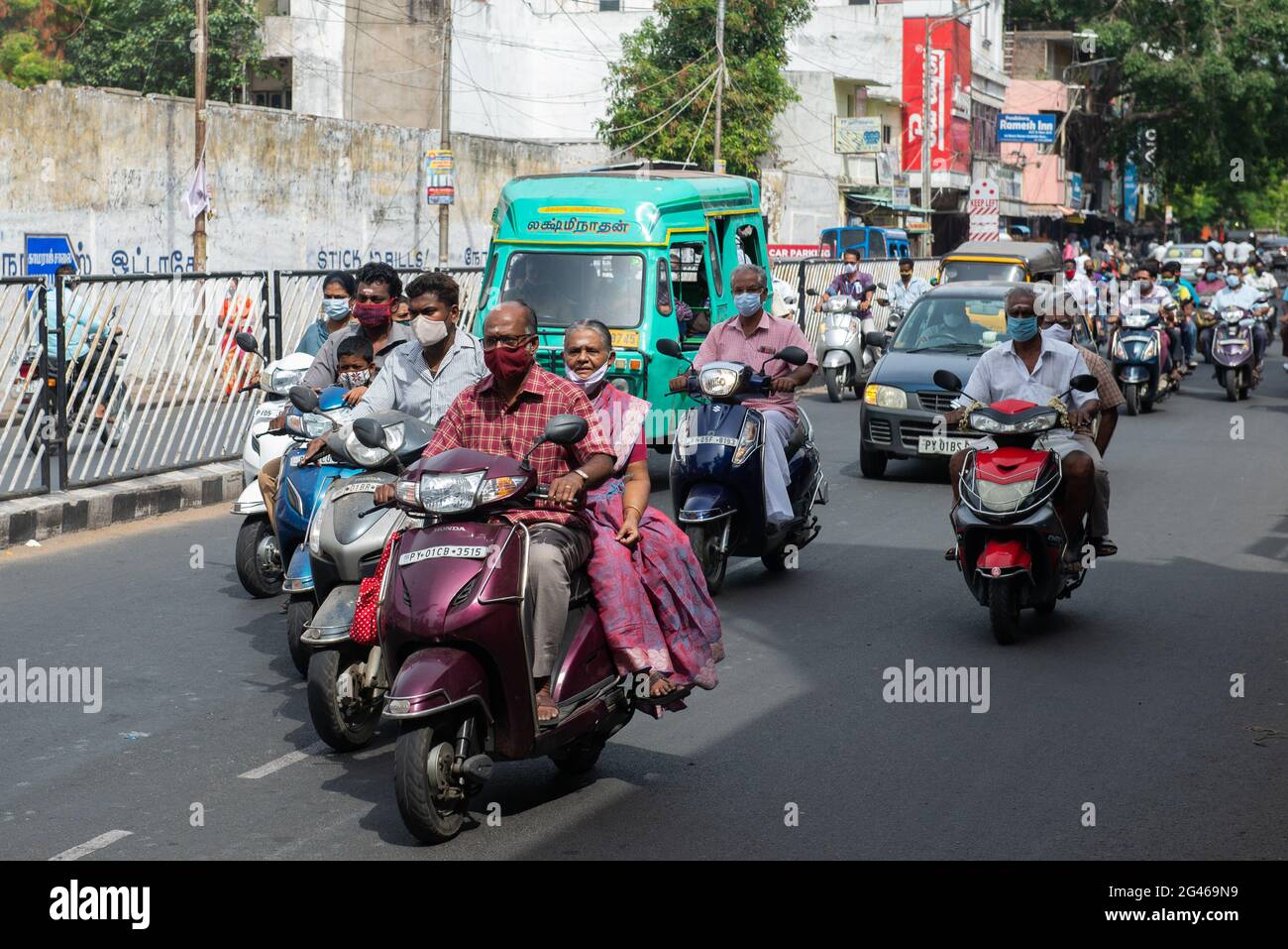 PONDICHÉRY, INDE - juin 2021 : tout le monde porte un masque, personne ne porte un casque sur la route Anna Salai. Banque D'Images