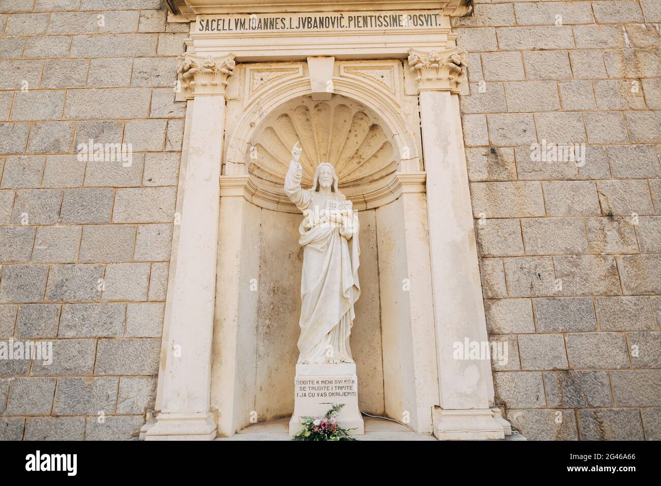 Ancienne statue sur le territoire de l'église de la Nativité de Banque D'Images