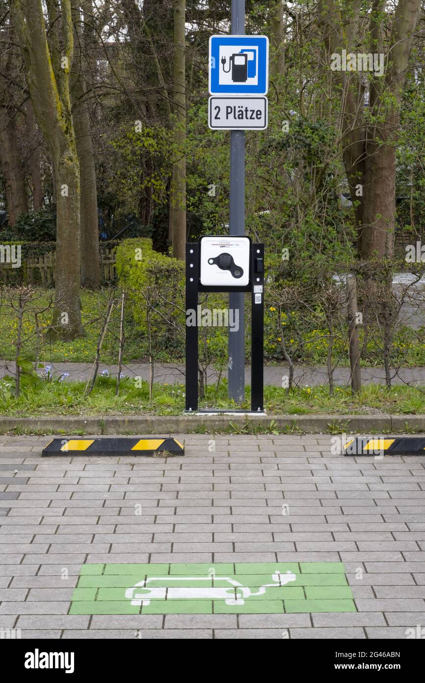 Parking et station de charge pour e-cars, Lippstadt, Westphalie, Allemagne Banque D'Images