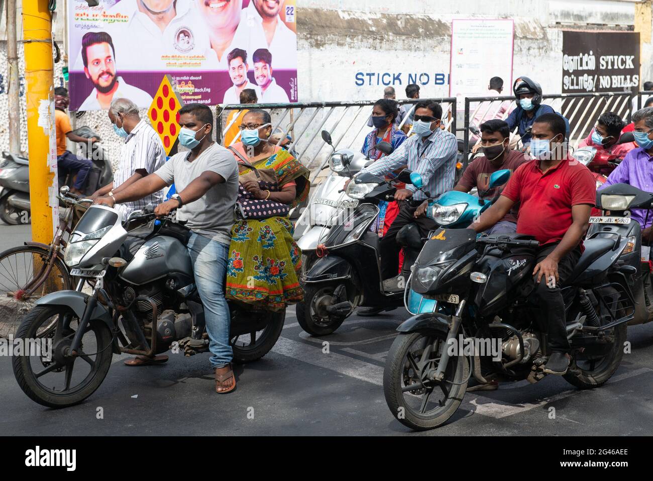 PONDICHÉRY, INDE - juin 2021 : tout le monde porte un masque, personne ne porte un casque sur la route Anna Salai. Banque D'Images