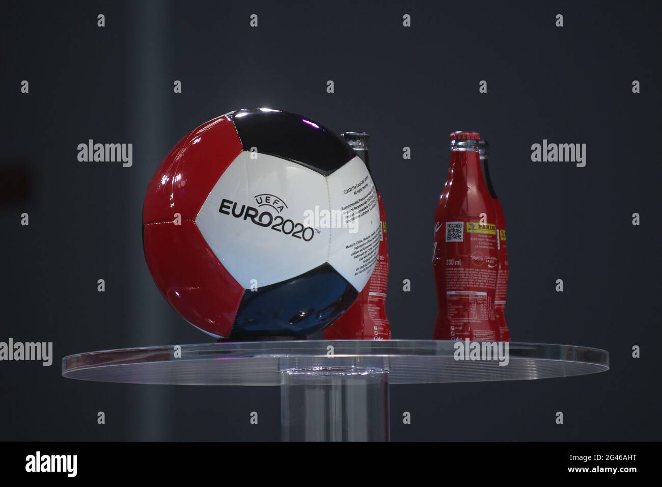 Rome, Italie. 18 juin 2021. ROME, ITALIE - 19.06.2021: Ballon officiel de  football UEFA Euro 2020 et Bottle Coca Cola dans le centre de presse de  Pincio avant le championnat de l'UEFA