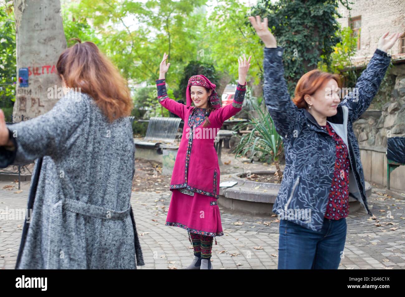 Tbilissi/Géorgie - 10/30/2016 : les femmes géorgiennes dansent dans le parc Banque D'Images