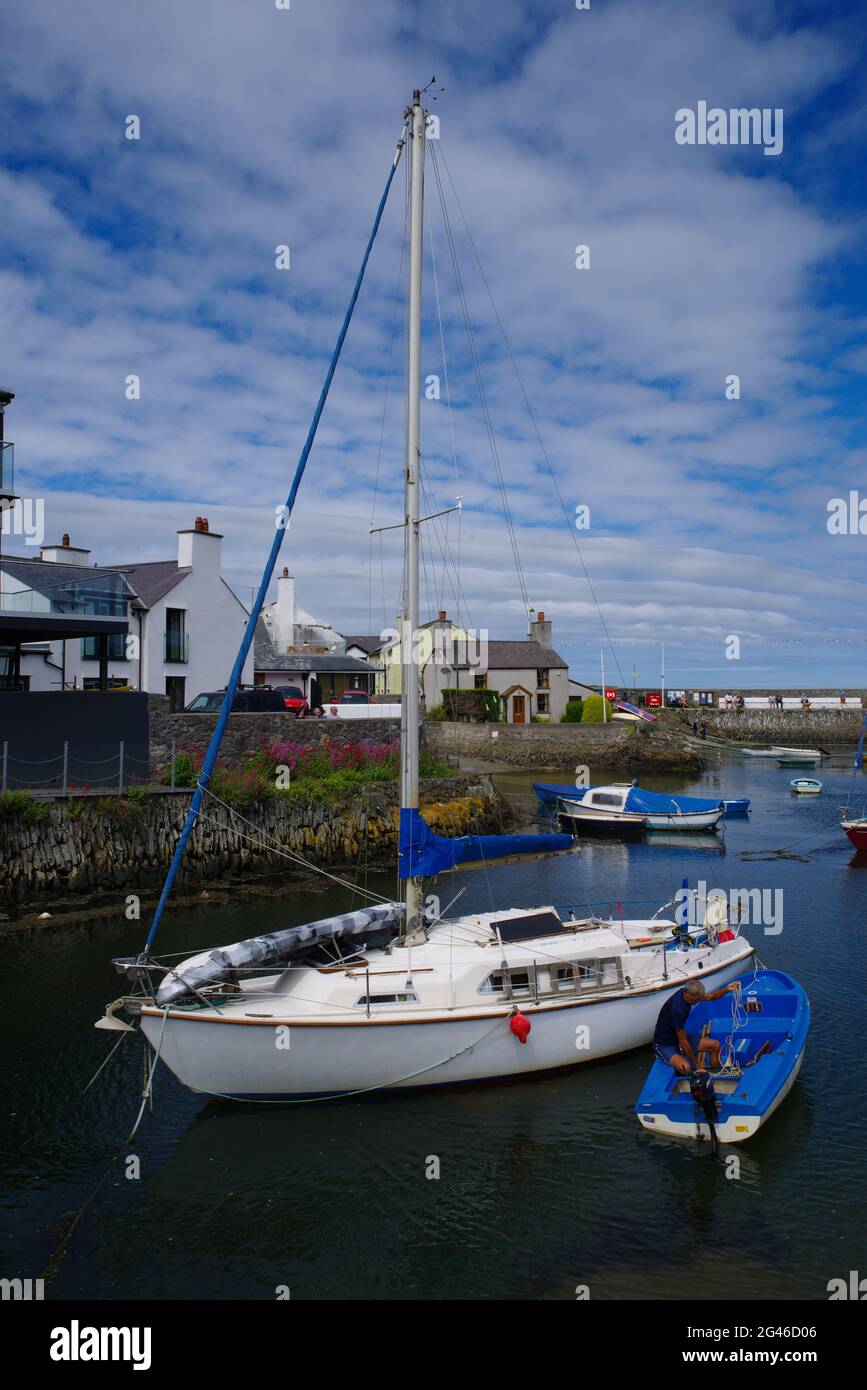 Cemaes Bay Harbour, Anglesey, pays de Galles du Nord. Banque D'Images