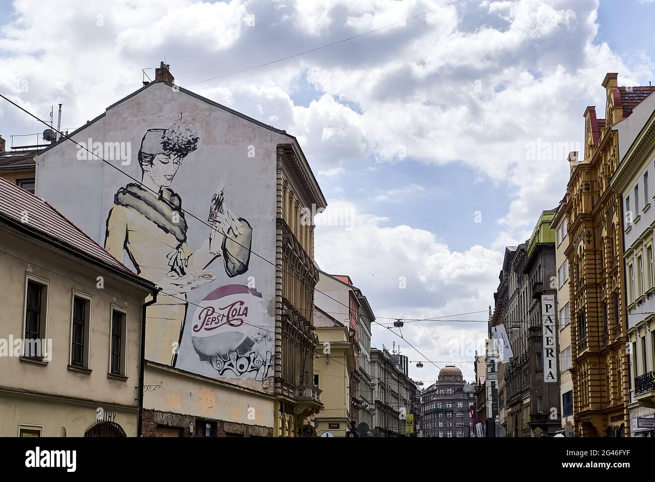 Grande fresque murale représentant une femme dans le style des années 1940 et une casquette Pepsi-Cola peinte sur le côté du bâtiment à Prague, en République tchèque Banque D'Images