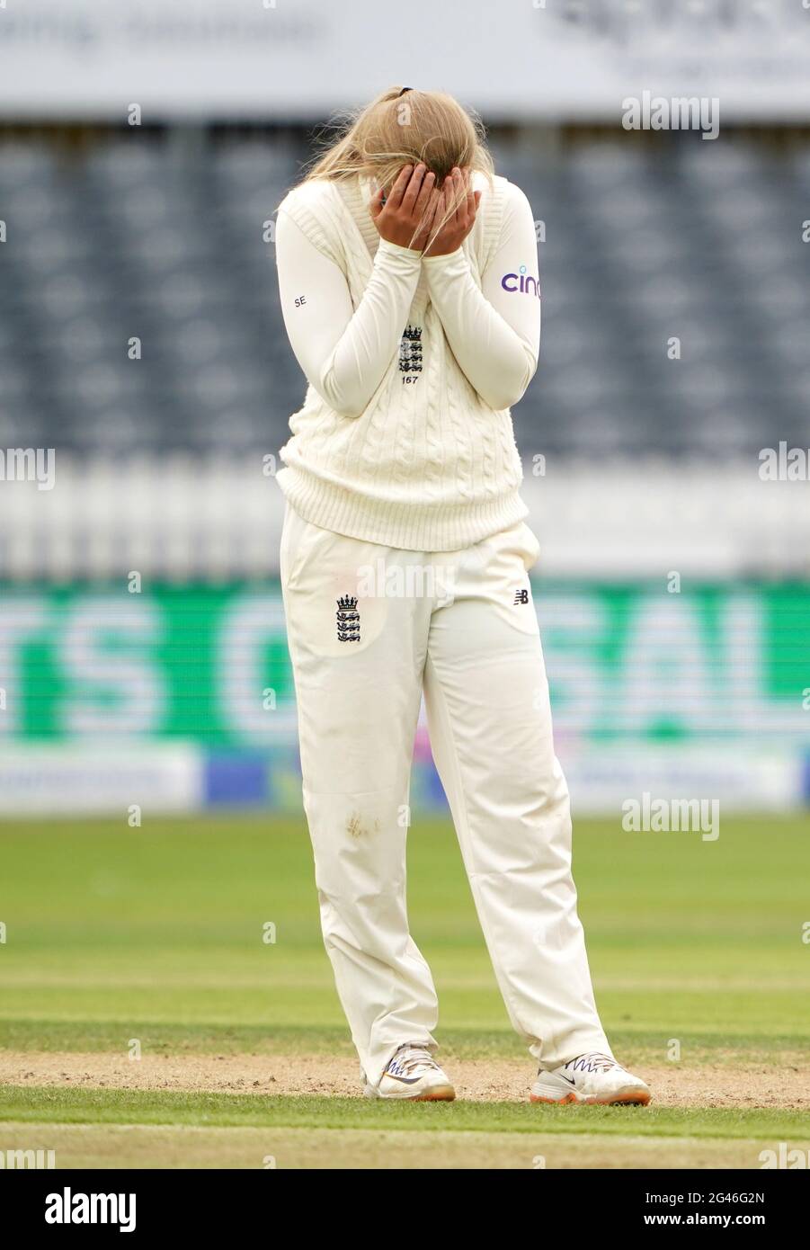 Sophie Ecclestone, en Angleterre, semble rejetée au cours du quatrième jour du match de test international des femmes au stade du comté de Bristol. Date de la photo: Samedi 19 juin 2021. Banque D'Images
