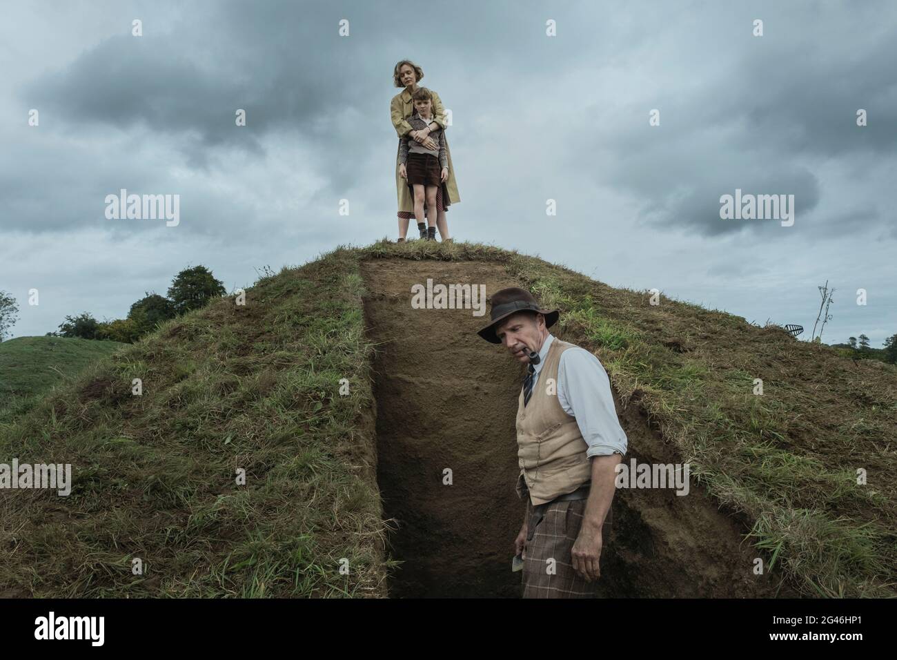 The Dig (2021) dirigé par Simon Stone et mettant en vedette Carey Mulligan et Ralph Fiennes. Basil Brown, un archéologue, embarque sur l'excavation historiquement importante de Sutton Hoo en 1938 pour le propriétaire du Suffolk Edith Pretty. Banque D'Images