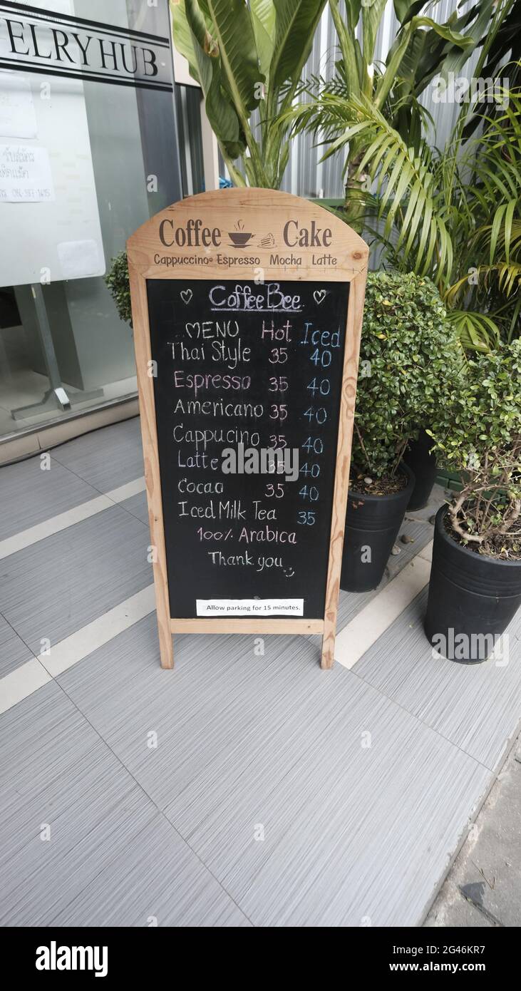 Restauration et boissons café-restaurant Blackboard affiche Menu affiche liste des prix sur le trottoir Silom Road Bangkok Thaïlande invitation à faire des affaires Banque D'Images