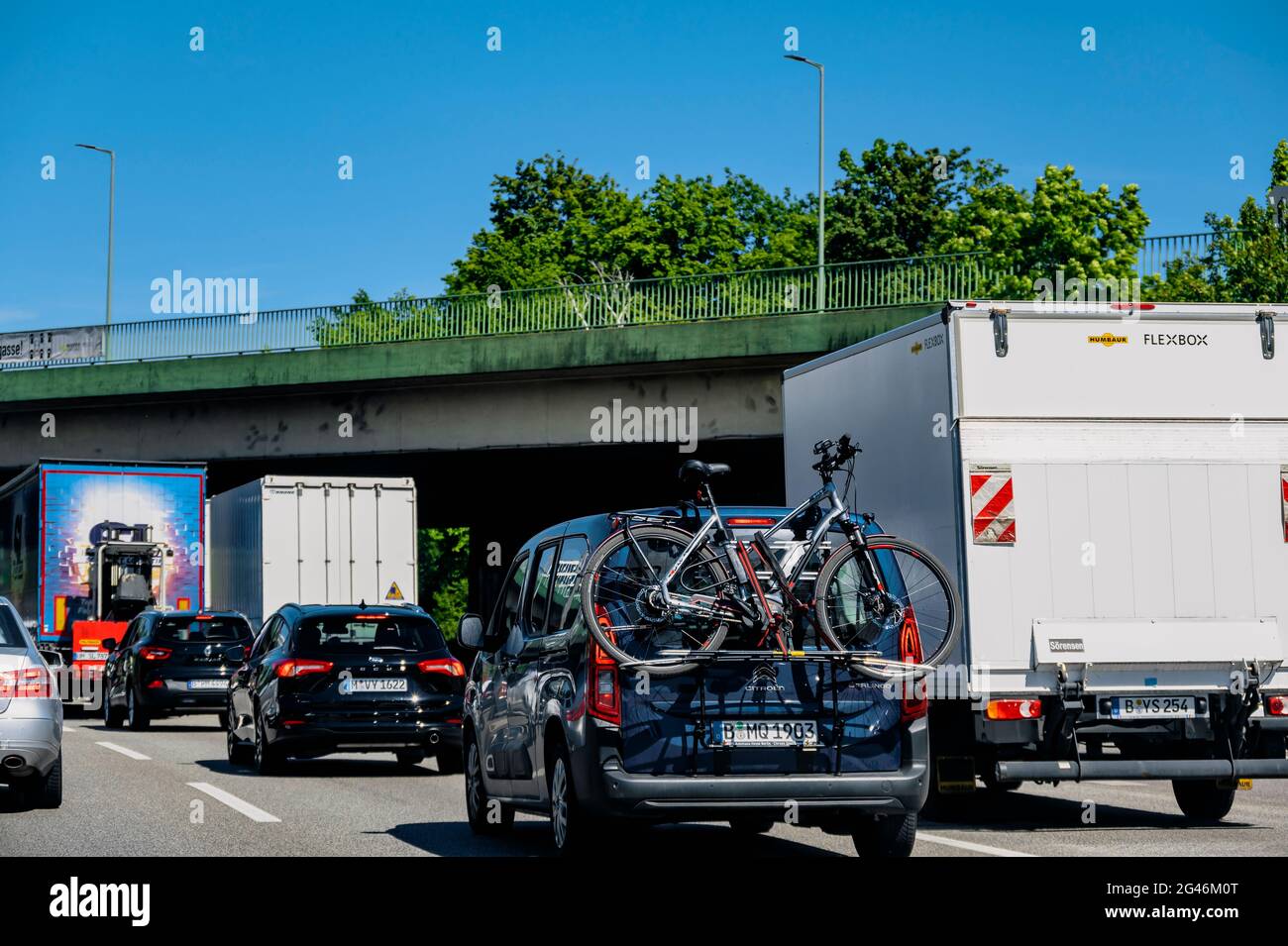 Berlin, Allemagne - 31 mai 2021 : voiture sur l'autoroute A100 avec un porte-vélo attaché à la poupe et un vélo monté sur celle-ci. Banque D'Images