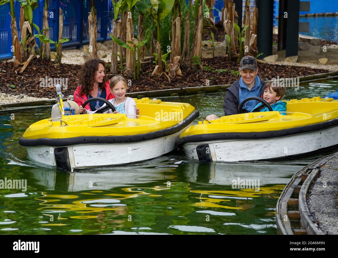 Joanna et Duncan Brett avec leur fils handicapé Sebby, sept ans, et leur fille Lottie, six ans, lors d'une visite à Legoland à Windsor. Leur fils, qui a été dit de prouver qu'il pouvait marcher avant d'être autorisé à faire une promenade dans un parc à thème, lors d'une visite précédente, est revenu à Legoland après qu'il a changé ses procédures d'évacuation. Date de la photo: Samedi 19 juin 2021. Banque D'Images