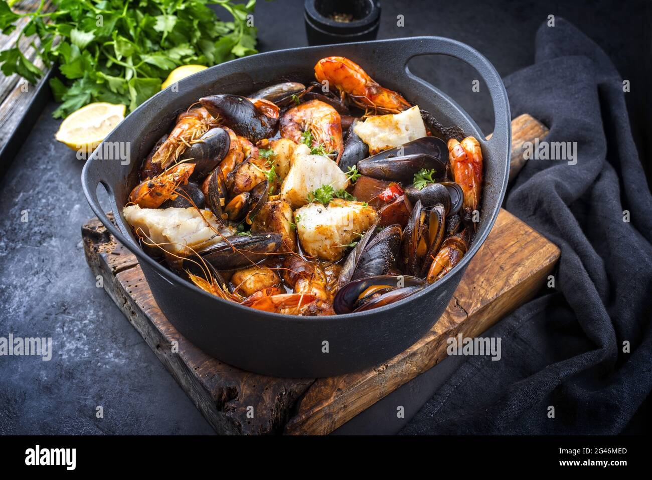 Bouillabaisse traditionnelle de fruits de mer français avec poisson Banque D'Images