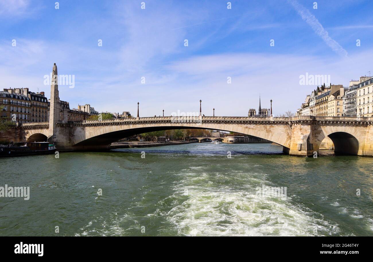 Pont de la Tournelle pont entre Seine et beaux bâtiments historiques de Paris France. Avril 2019 Banque D'Images