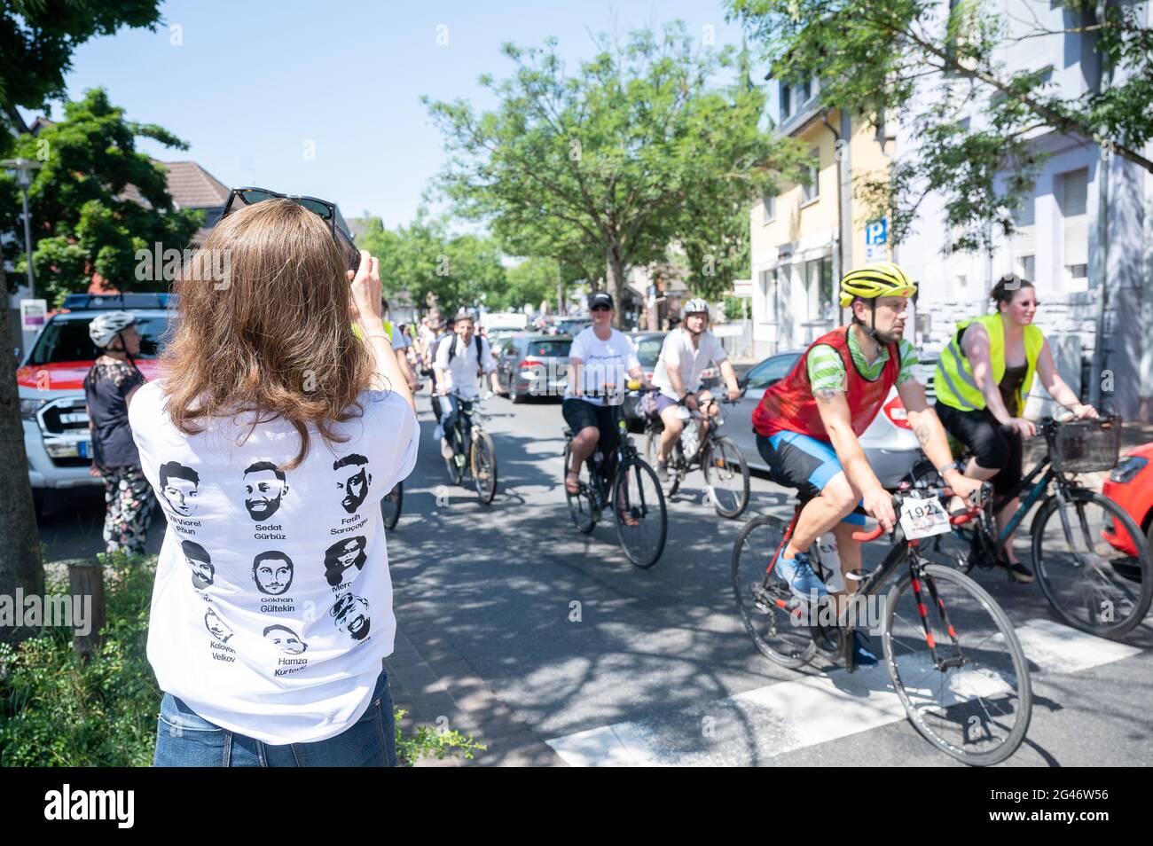 Maintal, Allemagne. 19 juin 2021. Une femme prend des photos des participants qui passent au cours de la balade à vélo « Star for Hanau » en mémoire de l'attaque terroriste de droite. Les cyclistes de nombreuses communautés et villes de Hesse ainsi que du nord de la Bavière participent au « Ride to Remember ». Credit: Sebastian Gollnow/dpa/Alay Live News Banque D'Images