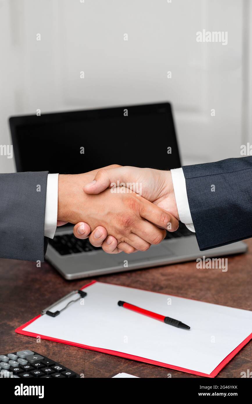 Les hommes d'affaires d'entreprise Handshake à l'intérieur.deux personnes professionnellement bien habillés gestetherness.Working collègue partenaires Banque D'Images