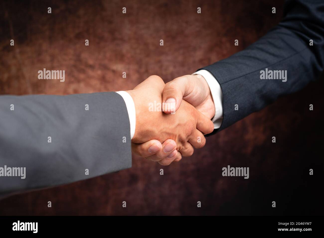 Les hommes d'affaires d'entreprise Handshake à l'intérieur.deux personnes professionnellement bien habillés gestetherness.Working collègue partenaires Banque D'Images