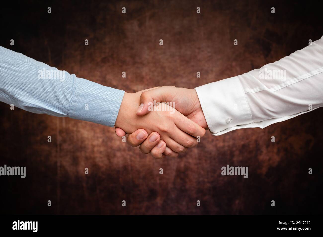 Les hommes d'affaires d'entreprise Handshake à l'intérieur.deux personnes professionnellement bien habillés gestetherness.Working collègue partenaires Banque D'Images
