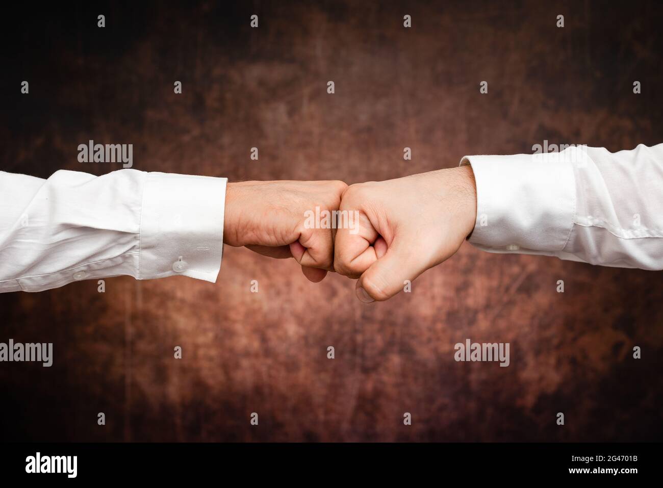Les hommes d'affaires d'entreprise Handshake à l'intérieur.deux personnes professionnellement bien habillés gestetherness.Working collègue partenaires Banque D'Images