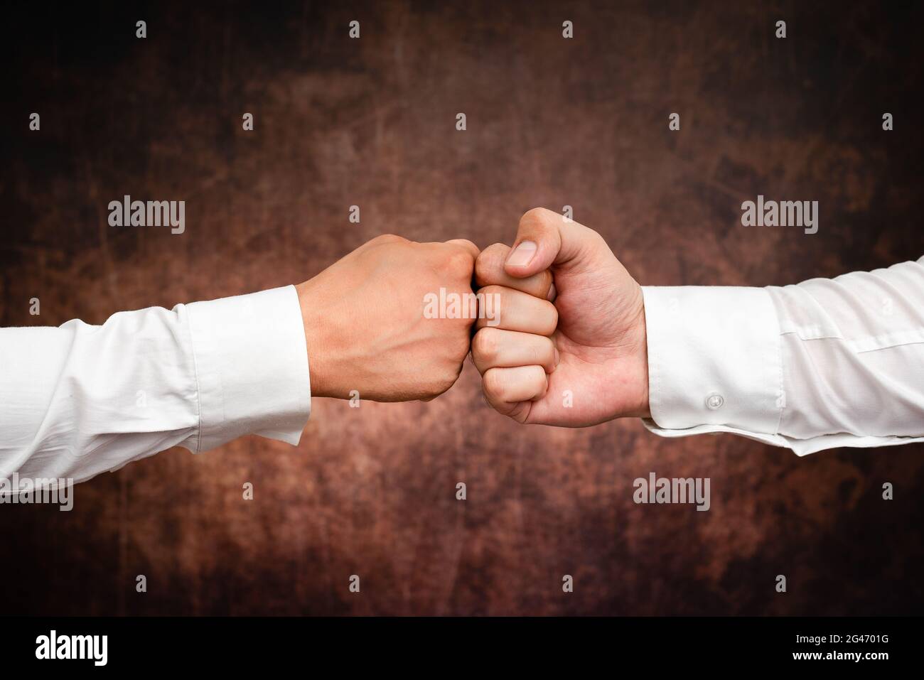 Les hommes d'affaires d'entreprise Handshake à l'intérieur.deux personnes professionnellement bien habillés gestetherness.Working collègue partenaires Banque D'Images