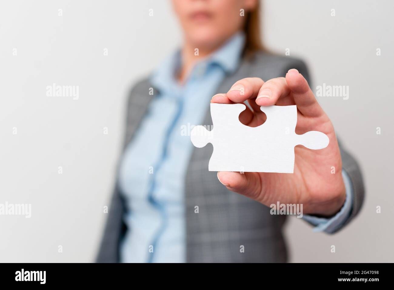 Femme d'affaires Welldrudding tenant deux pièces de puzzle Jigsaw, femmes professionnelles adultes résoudre les idées manquantes, Stratégie pour N Banque D'Images