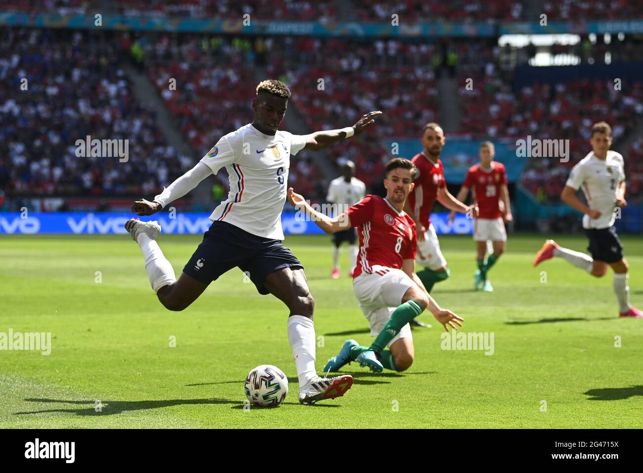 Budapest, Hongrie. 19 juin 2021. Football: Championnat d'Europe, Hongrie - France, Round préliminaire, Groupe F, Journée 2 au stade de Puskas: Le France Paul Pogba ((l) s'installe pour tirer tandis que le hongrois Adam Nagy défend. Credit: Robert Michael/dpa-Zentralbild/dpa/Alay Live News Banque D'Images
