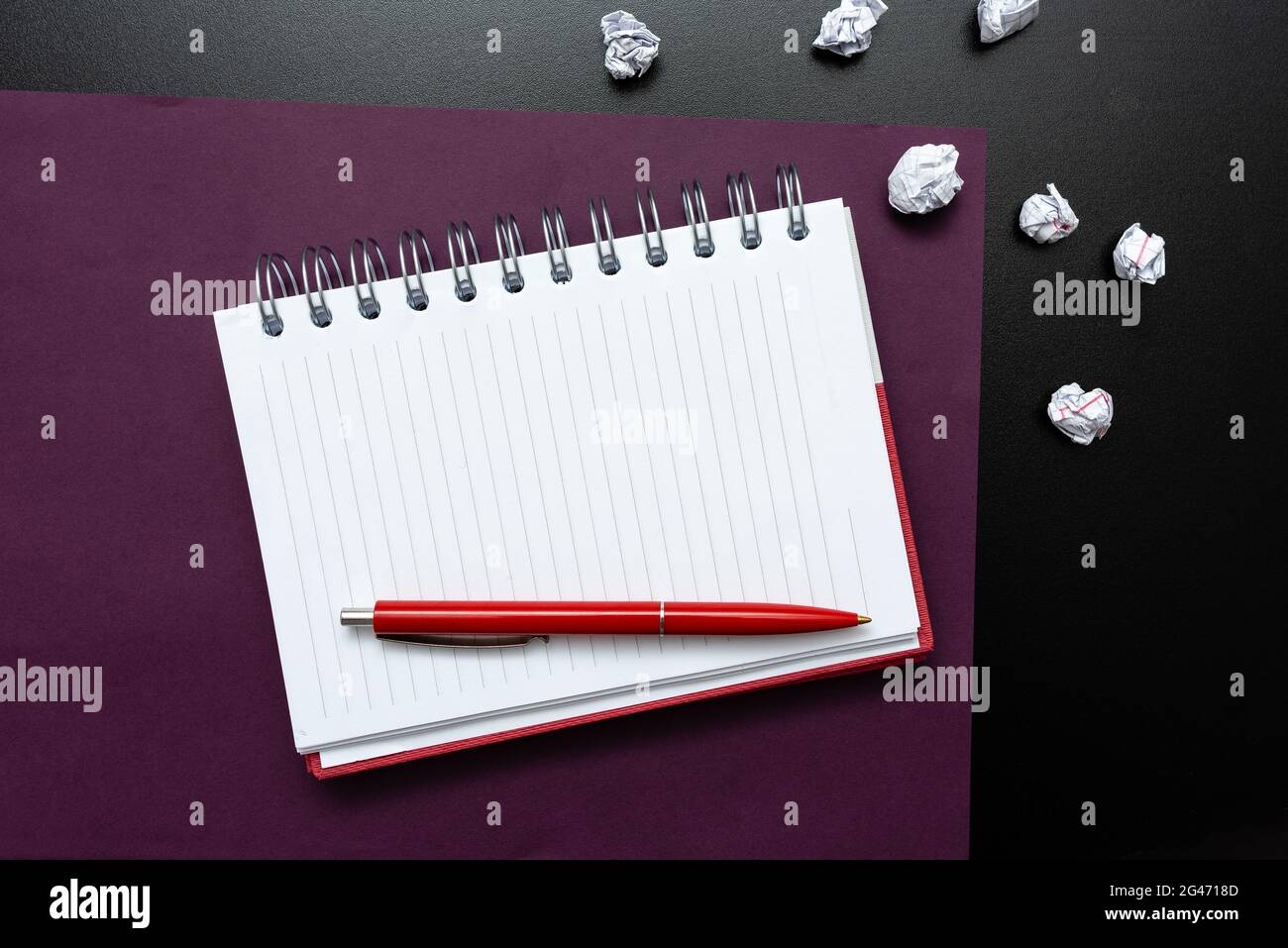 Penser de nouvelles idées brillantes, renouveler l'inspiration de la créativité, nouvelles opportunités, environnement de travail, plans de remue-méninges, N° d'écriture Banque D'Images