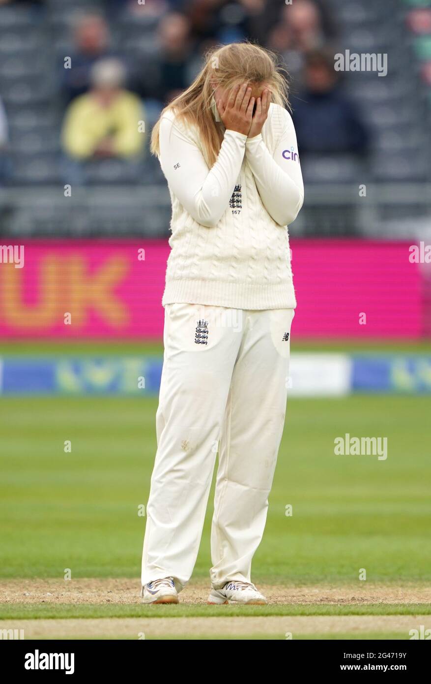 Sophie Ecclestone, en Angleterre, réagit au quatrième jour du match de test international des femmes au stade du comté de Bristol. Date de la photo: Samedi 19 juin 2021. Banque D'Images