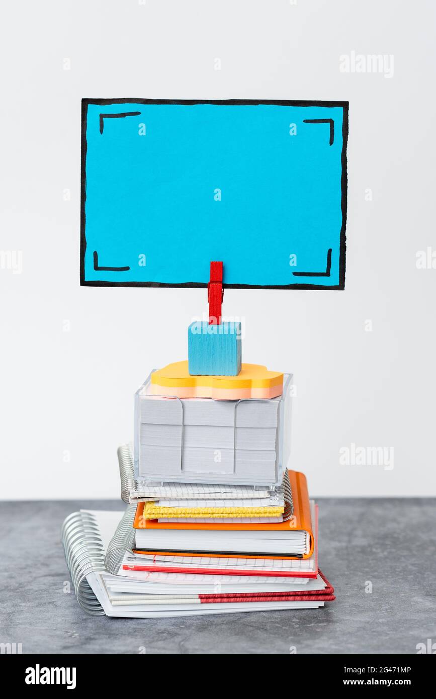 Bloc-notes organisé, bloc-notes, documents à pile nette, supports d'écriture agréables, espace de travail propre, Bureau Banque D'Images