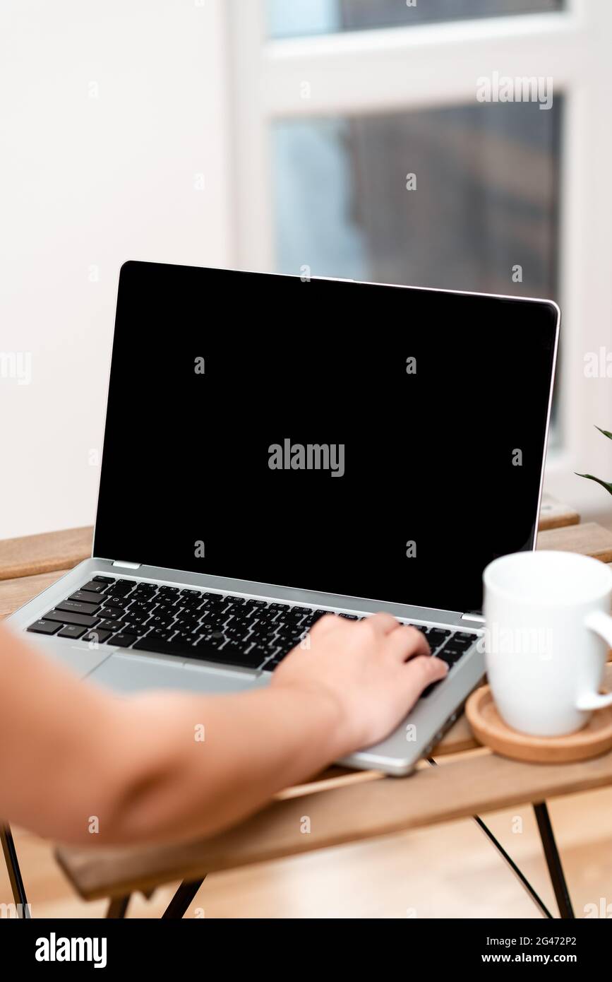 Travaux en ligne travail à distance connecter des personnes entre elles, appels voix/vidéo, équipement de communication, dispositif de dépannage, G Banque D'Images