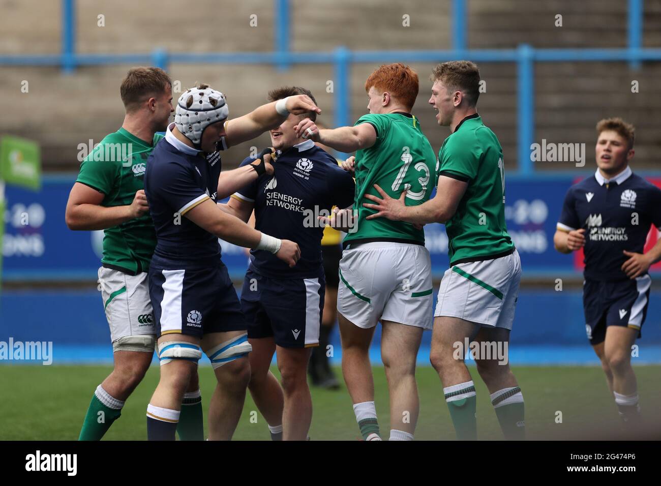 Les tensions se sont accentuées après que Shane Jennings, l'Irlande, ait fait un essai lors du match des moins de 20 ans des six Nations au Cardiff Arms Park, à Cardiff. Date de la photo: Samedi 19 juin 2021. Banque D'Images