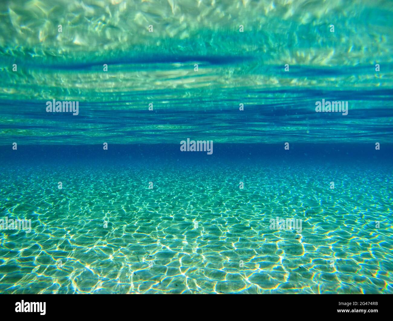 Vue sous-marine de la turquoise, eaux cristallines à la plage de Pori, dans l'île de Koufonisi, les îles Cyclades, Grèce, Europe. Banque D'Images