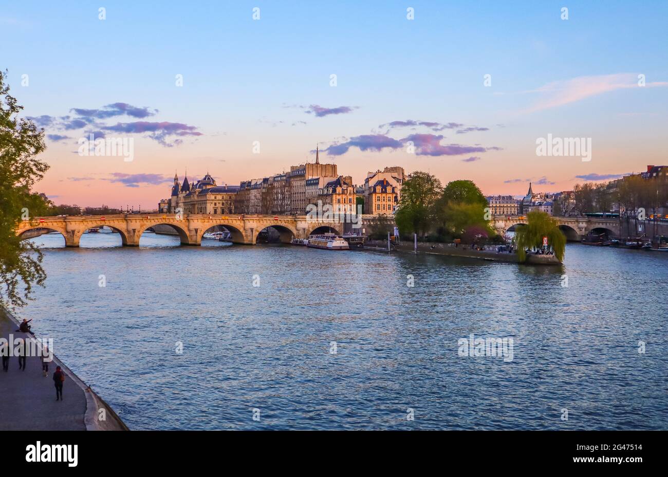 Paris / France - avril 04 2019 : le plus ancien pont ( Pont neuf ) au-dessus de la Seine et des bâtiments historiques de Paris au coucher du soleil Banque D'Images