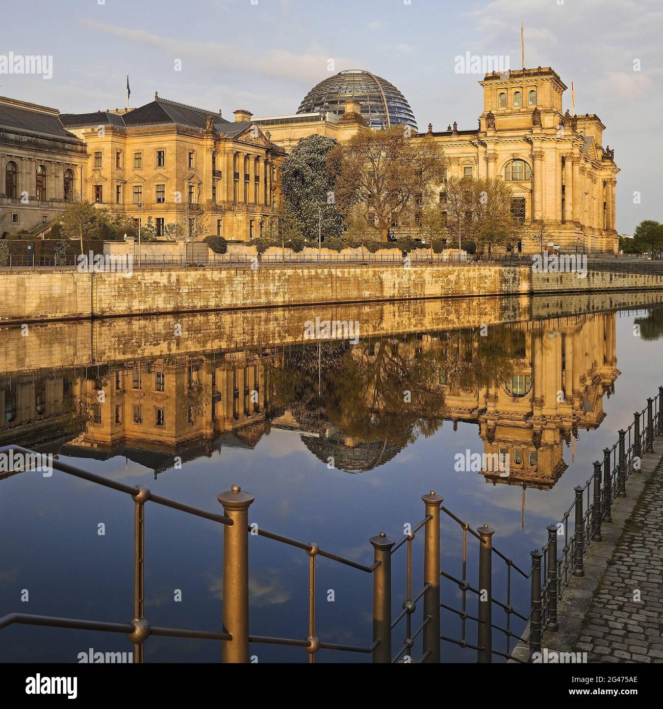 Reichstag avec Spree au petit matin, Bundestag allemand, Berlin, Allemagne, Europe Banque D'Images