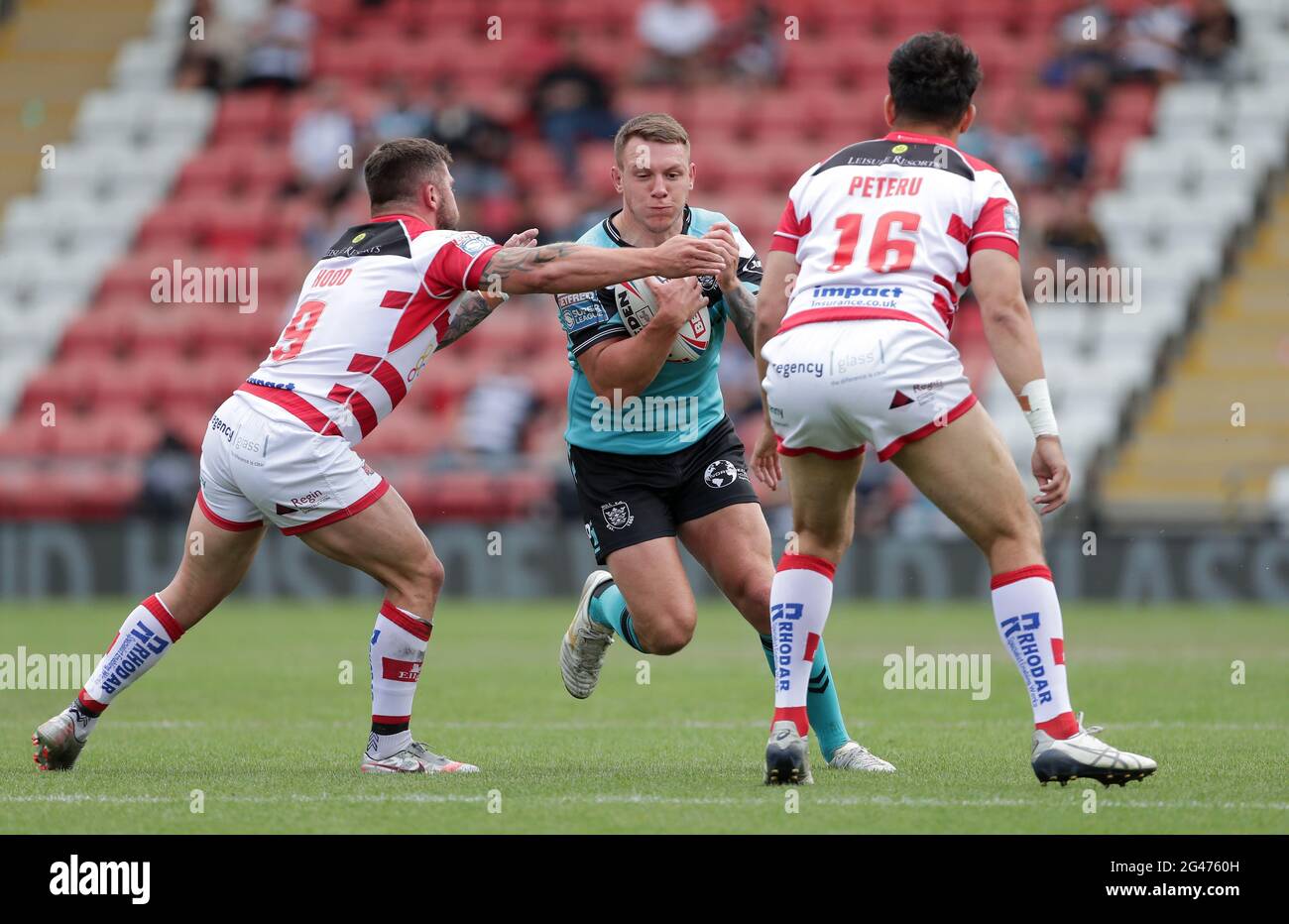 Jordan Lane du FC Hull en action avec Liam Hood (à gauche) de Leigh Centurions et Nathaniel Peteru lors du match de la Super League de Betfred au Leigh Sports Village, Leigh. Date de la photo: Samedi 19 juin 2021. Banque D'Images