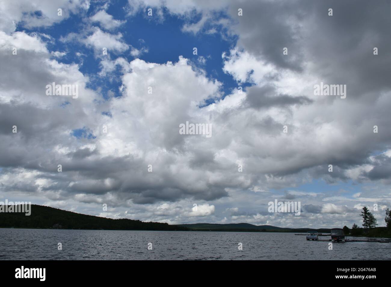 Ciel nuageux au-dessus des lacs, Québec, Canada Banque D'Images