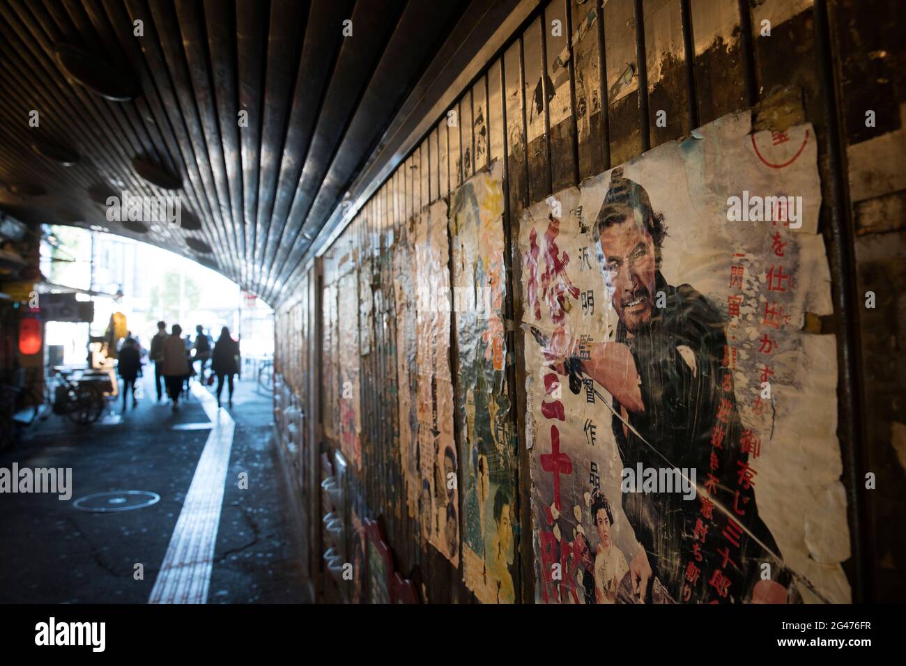 Des affiches de cinéma vintage sont exposées sur un mur à l'extérieur de Tokyo, au Japon Banque D'Images