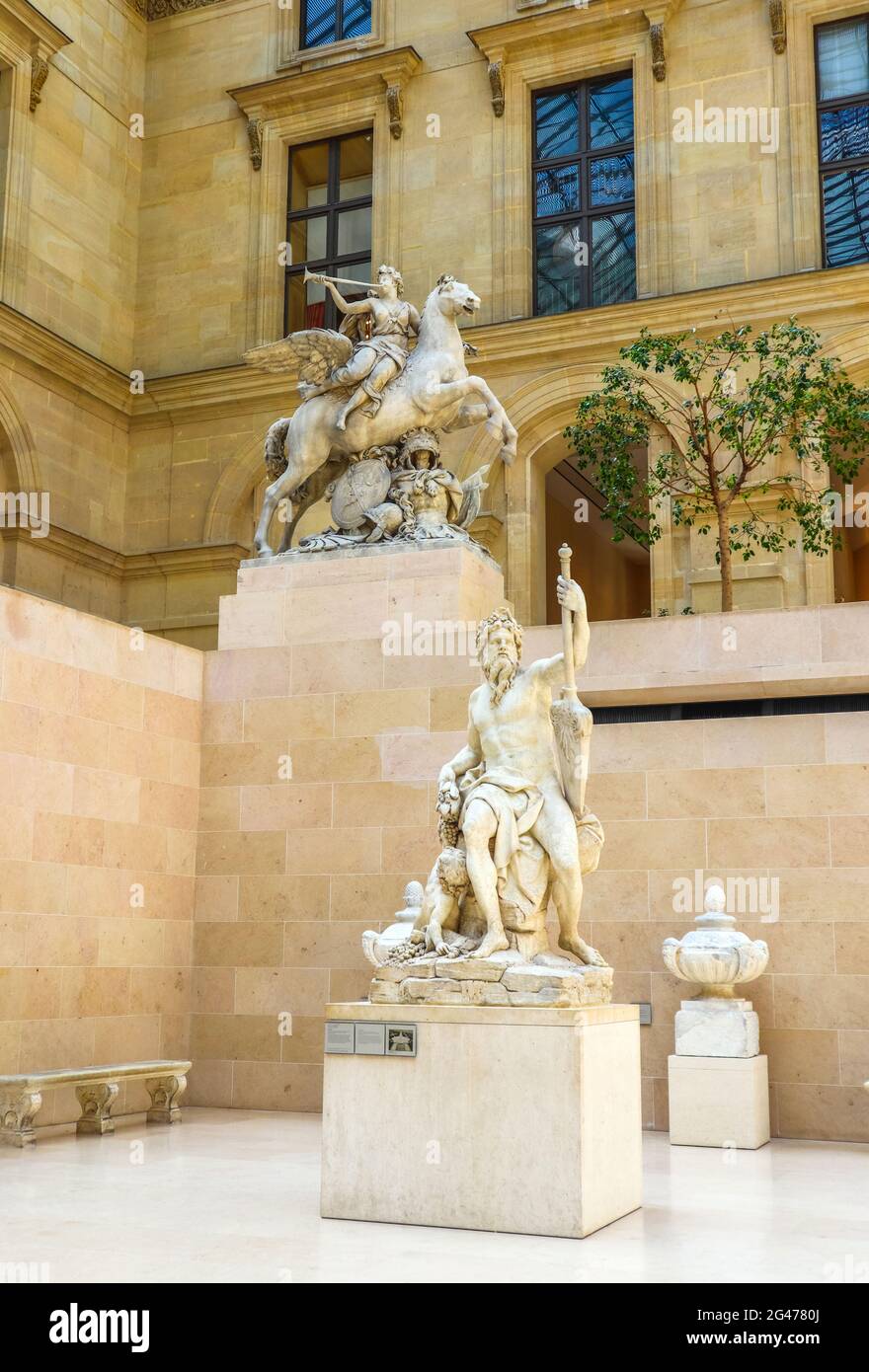 Paris / France - le 04 avril 2019. La sculpture antique en Cour Marly prix à l'intérieur du musée du Louvre, Paris, France, Europe Banque D'Images