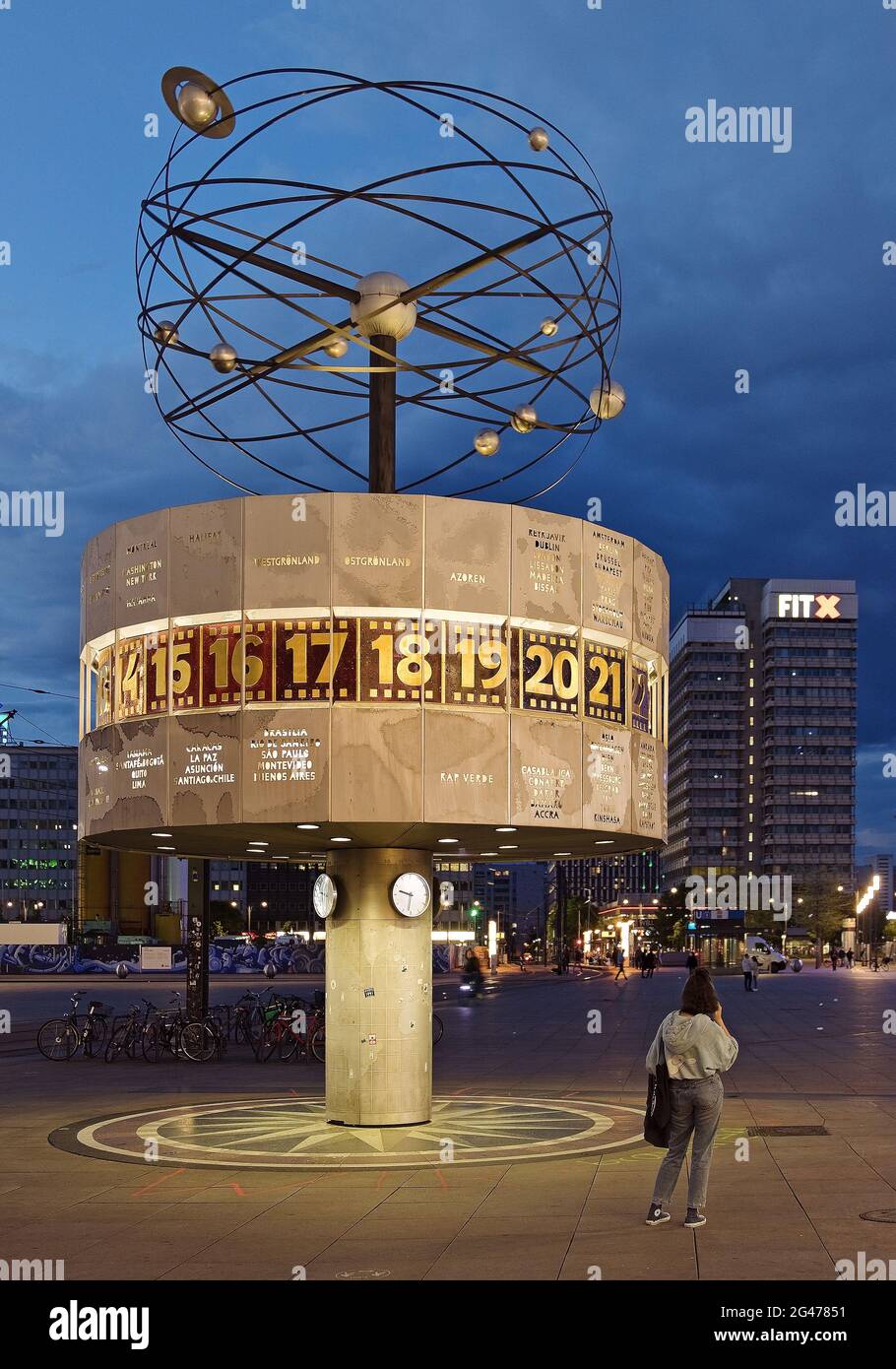 Horloge universelle Urania sur Alexanderplatz dans la soirée, Berlin Mitte, Berlin, Allemagne, Europe Banque D'Images