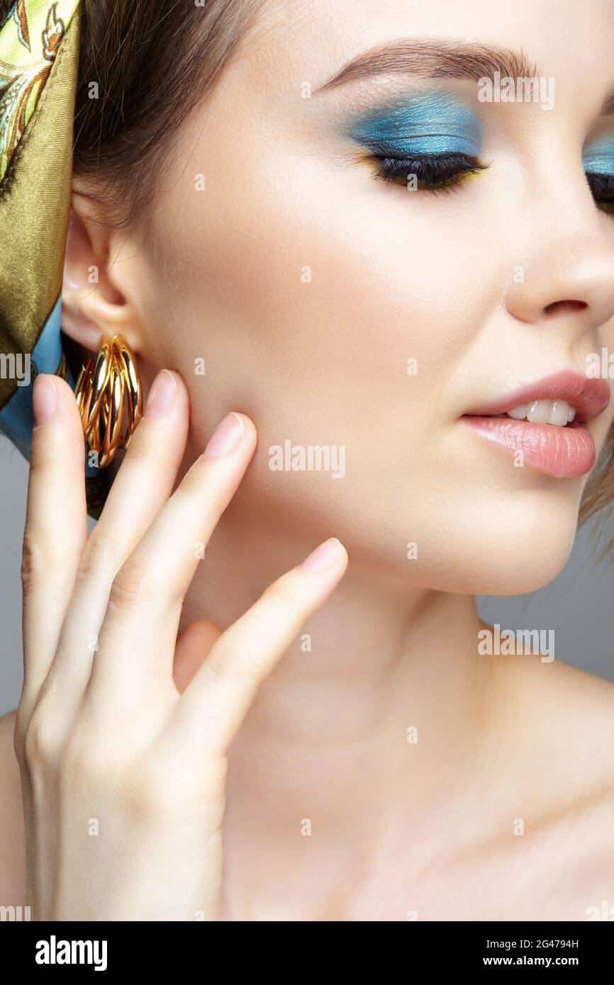 Femelle avec les yeux fermés posant avec la main près du visage. Banque D'Images