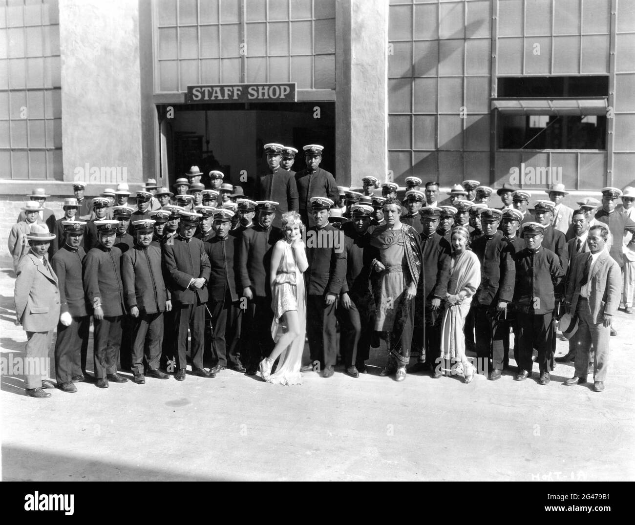 MARIA CORDA LEWIS STONE et ALICE WHITE avec des officiers de la marine japonaise visitant les premiers studios nationaux de Burbank en Californie pendant le tournage de la VIE PRIVÉE d'Helen DE TROY 1927 réalisateur ALEXANDER KORDA roman John Erskine jouer Robert E. Sherwood scénario Casey Wilson et Gerald C. Duffy costume Design Max Rée premières photos nationales Banque D'Images