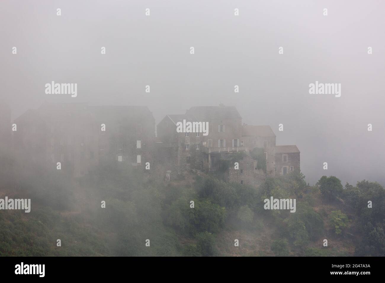 Village de montagne Corse noyé dans le brouillard. Région de Castagniccia, Corse, France Banque D'Images