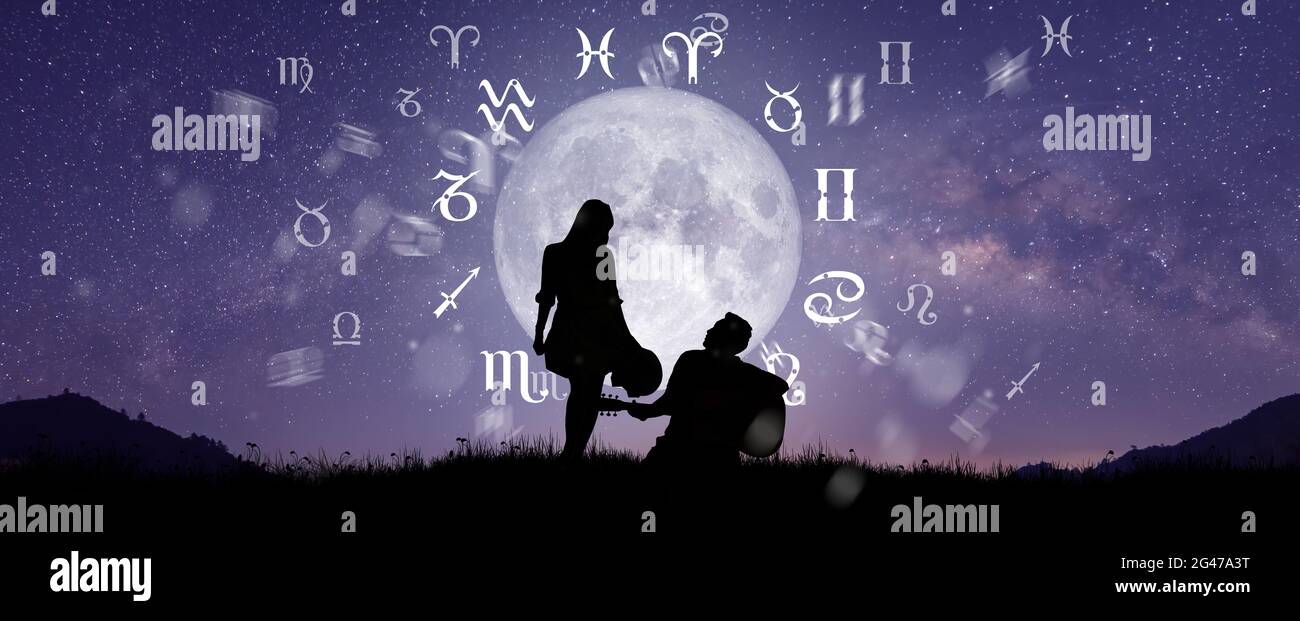 Signes astrologiques du zodiaque à l'intérieur du cercle de l'horoscope. Couple chantant et dansant au-dessus de la roue du zodiaque et de façon laiteuse arrière-plan. Banque D'Images