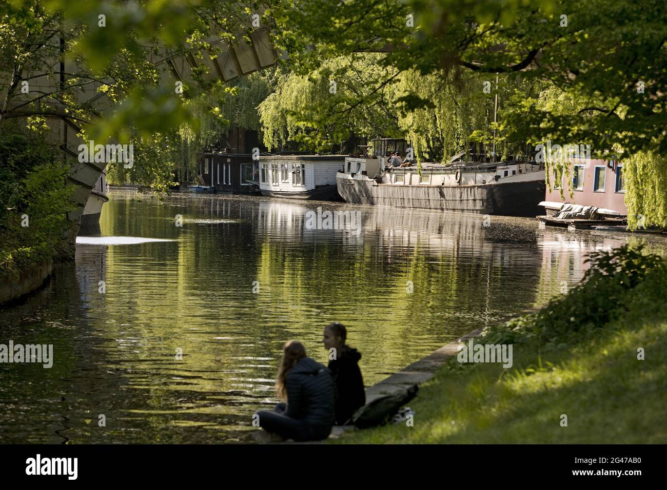 Loisirs au canal de la Basse-Landwehr avec viaduc, Tiergarten, Mitte, Berlin, Allemagne, Europe Banque D'Images