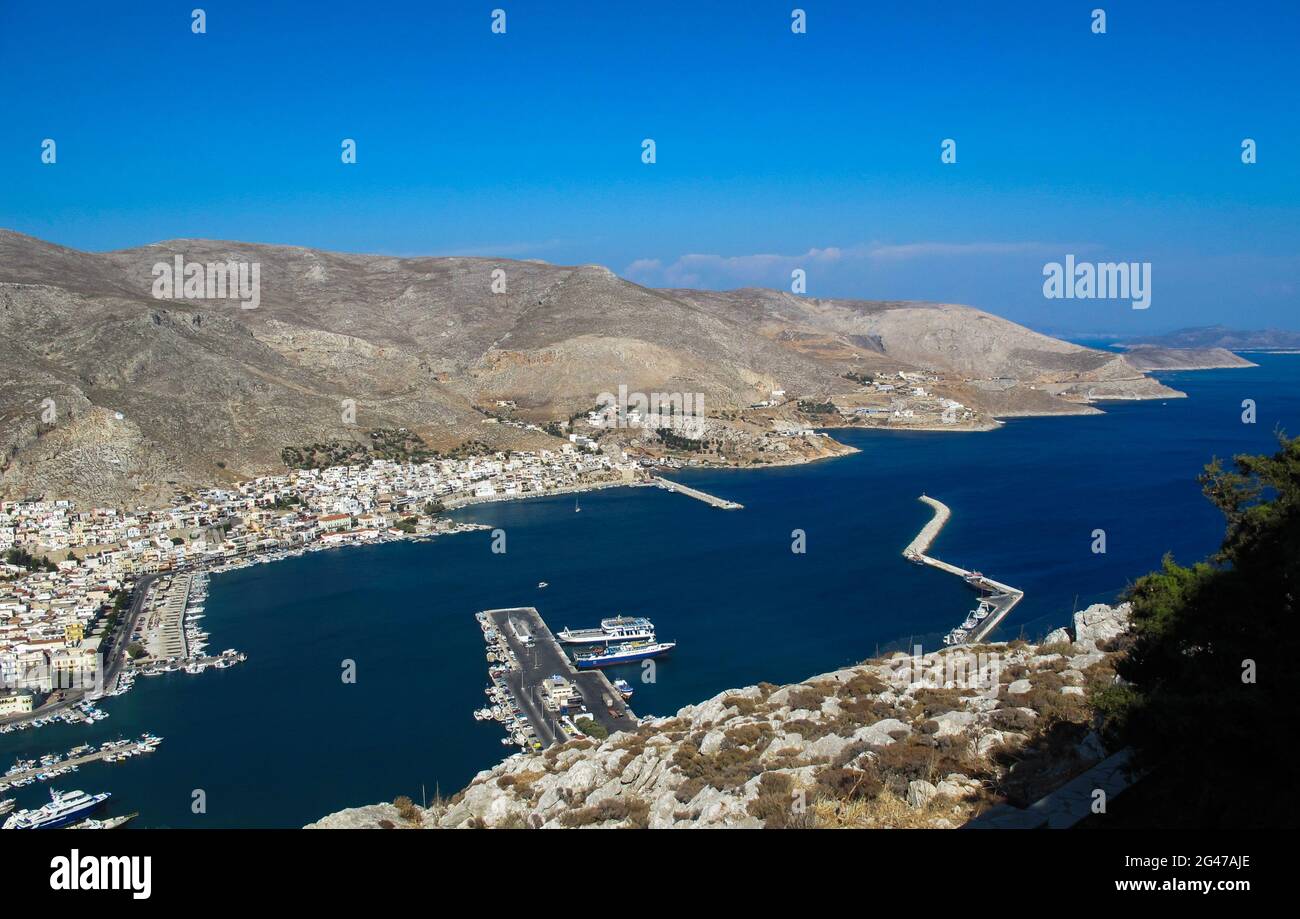 Belle vue depuis le sommet de la colline sur la magnifique baie grecque de Kalymnos. Le port de la ville de Pothia. Dodécanèse Banque D'Images