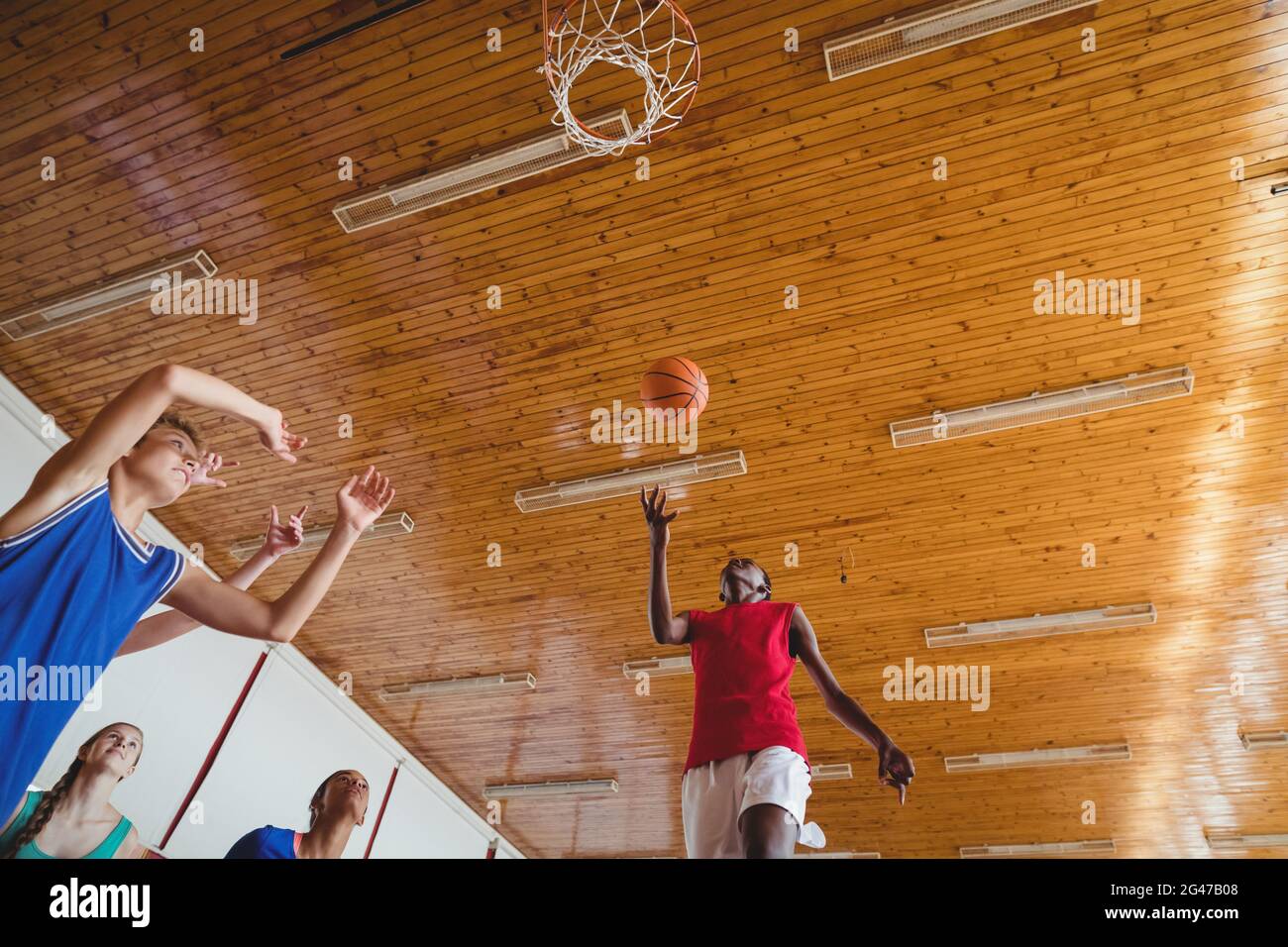 Les élèves du secondaire sont déterminés à jouer au basket-ball Banque D'Images