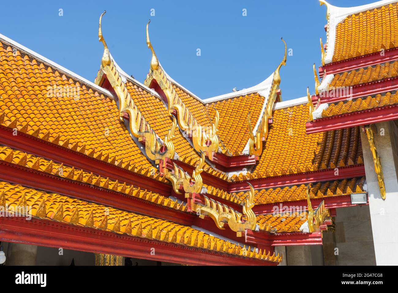 Toit élégant art thaïlandais du temple de marbre à Bangkok, Thaïlande, sous ciel bleu Banque D'Images