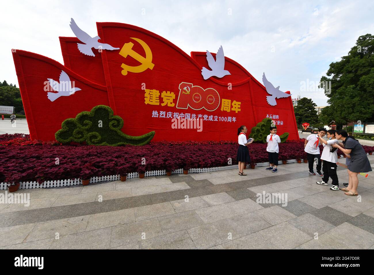 Les élèves portant un foulard rouge filent des vidéos avant un signe marquant le 100e anniversaire de la fondation du Parti communiste de Chine.a l'approche du 1er juillet, toutes les parties de la Chine créent une « atmosphère intime » pour célébrer le 100e anniversaire de la fondation du Parti communiste de Chine. (Photo de Sheldon Cooper / SOPA Images / Sipa USA) Banque D'Images