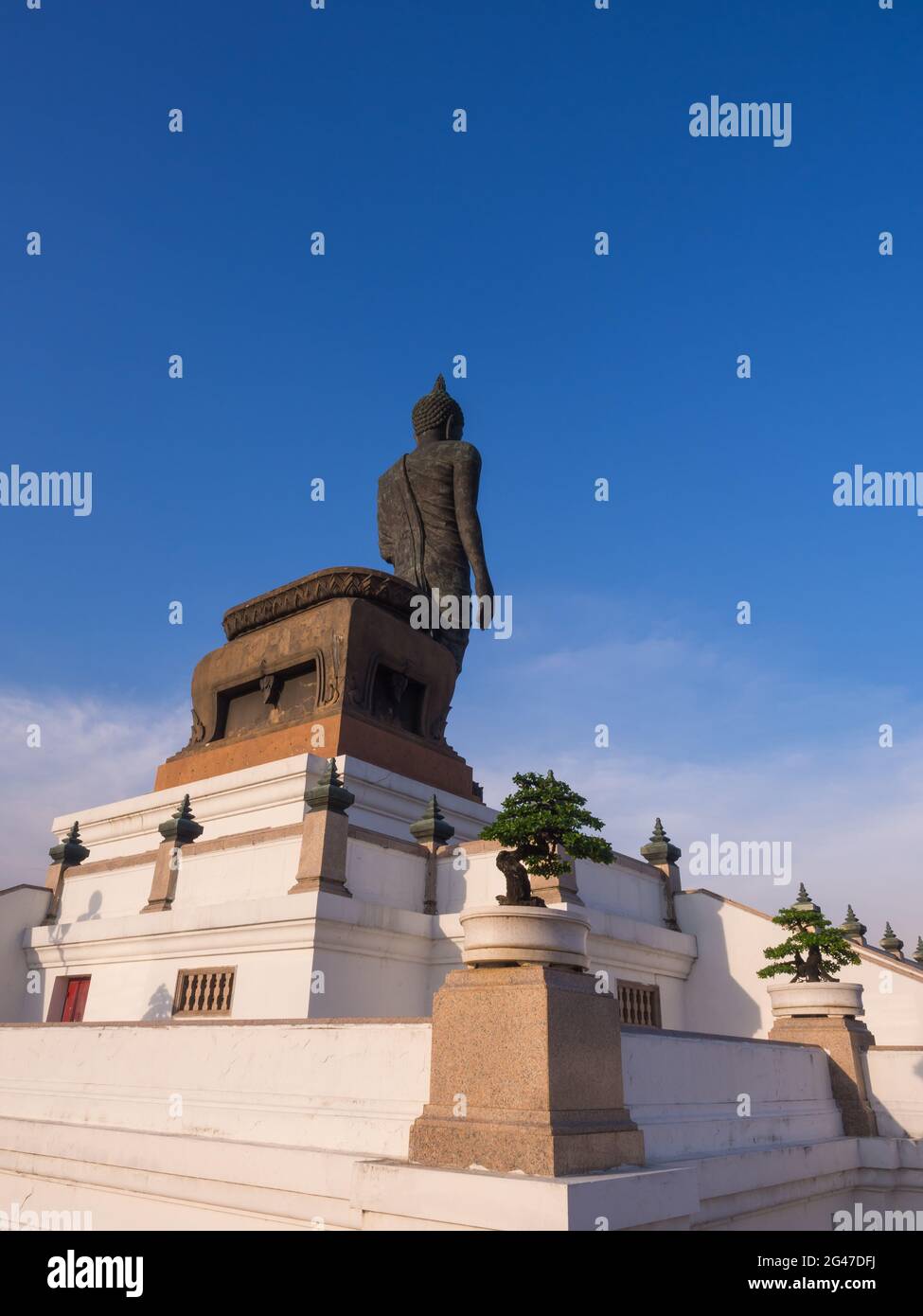 La statue de bronze de bouddha de la grande marche est la statue majeure à Phutthamonthon (province bouddhiste) à Nakornpathom, Thaïlande, en temps de crépuscule Banque D'Images